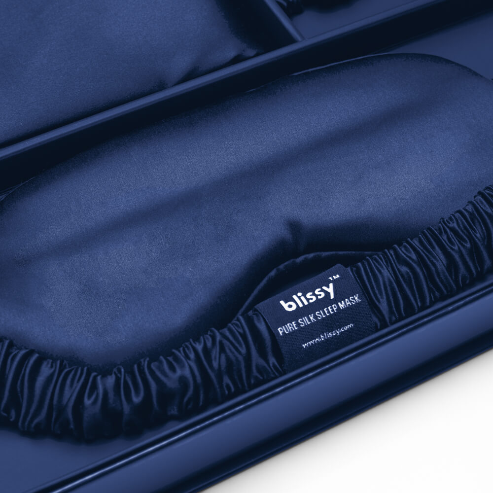Blissy Queen Blue Blissy Dream Set Lifestyle – Mulberry Silk
