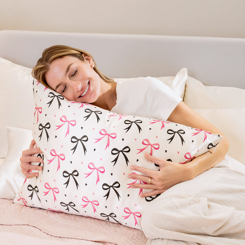 Blissy Queen Dancing Bows Pillowcase Lifestyle – Mulberry Silk