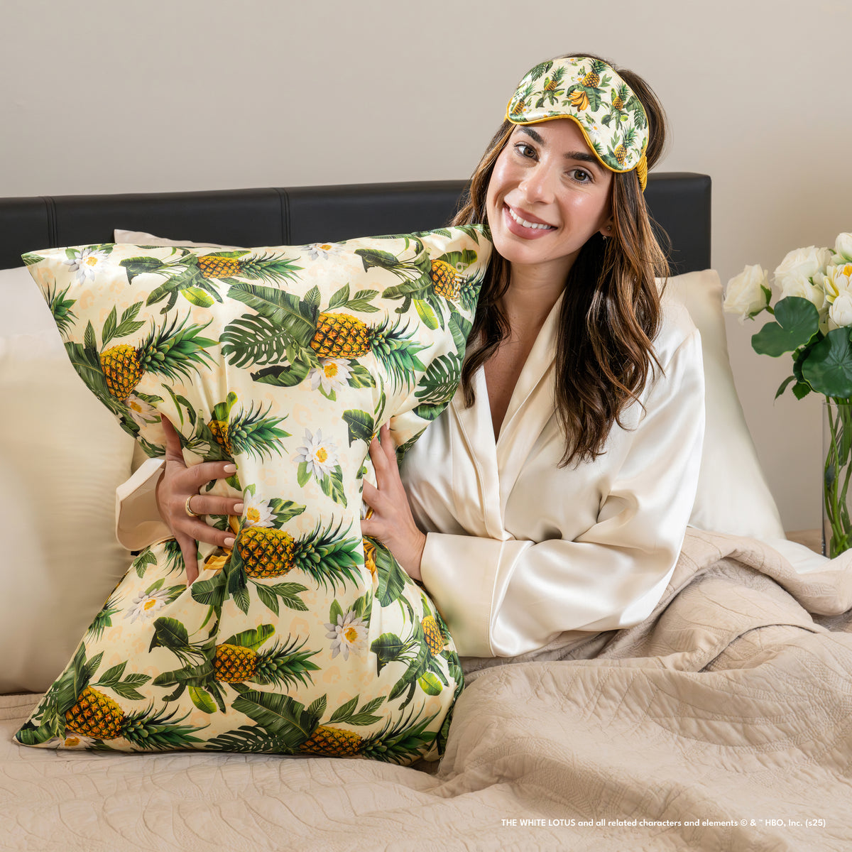 Blissy White Lotus Sleep Mask Lifestyle – Mulberry Silk