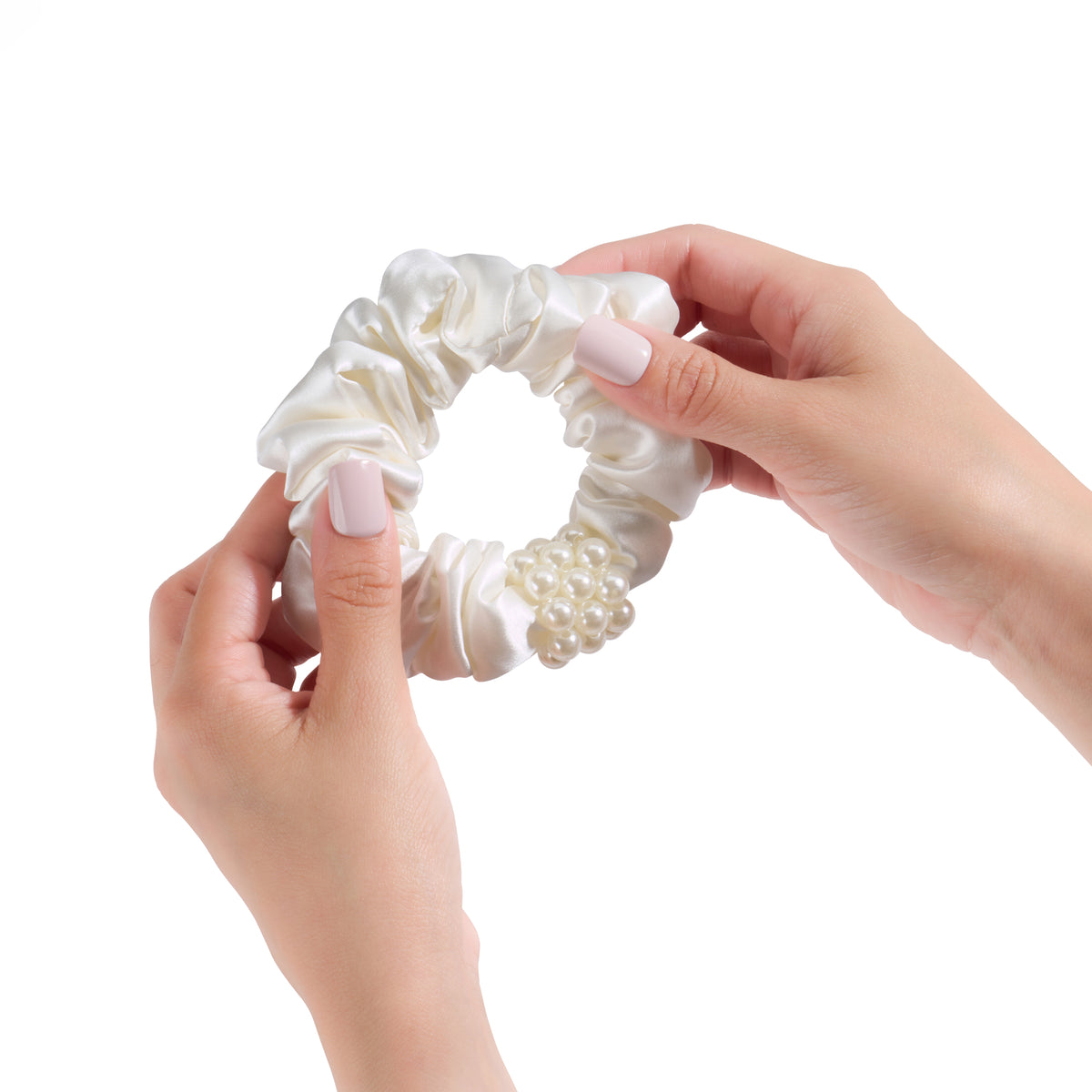 Blissy White Blissy Petite Pearl Scrunchies Lifestyle – Mulberry Silk