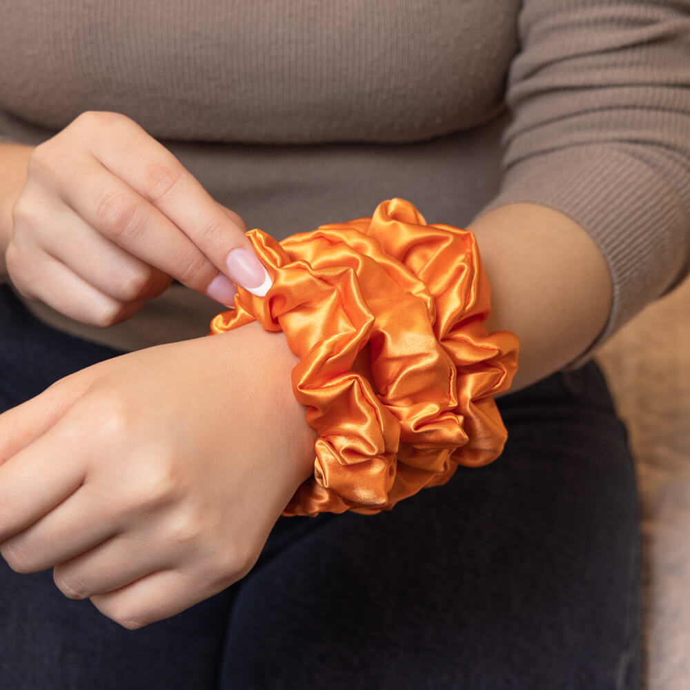 Blissy Coral Blissy Scrunchies Lifestyle – Mulberry Silk