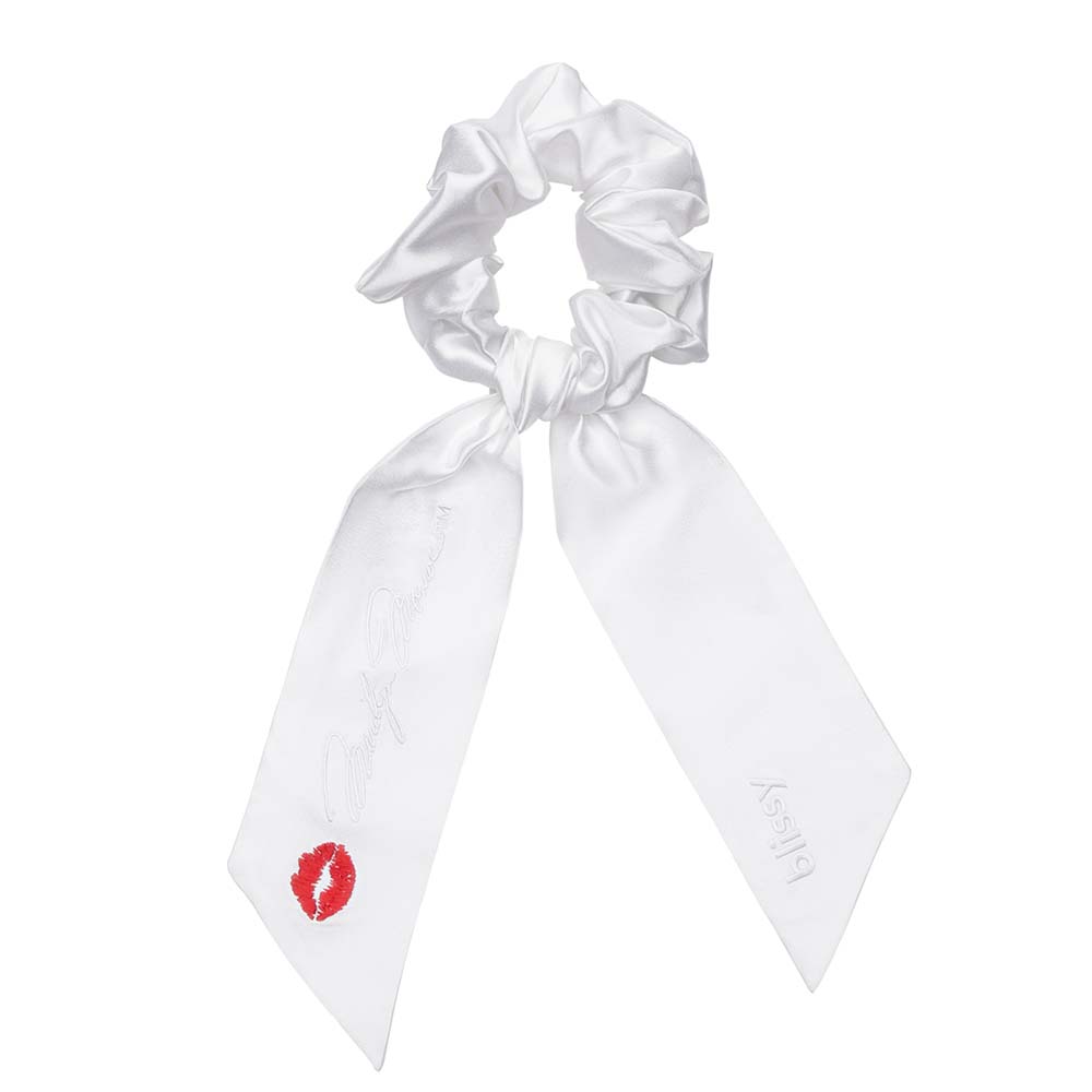 Blissy Marilyn Monroe™ Blissy Tail Scrunchie Lifestyle – Mulberry Silk