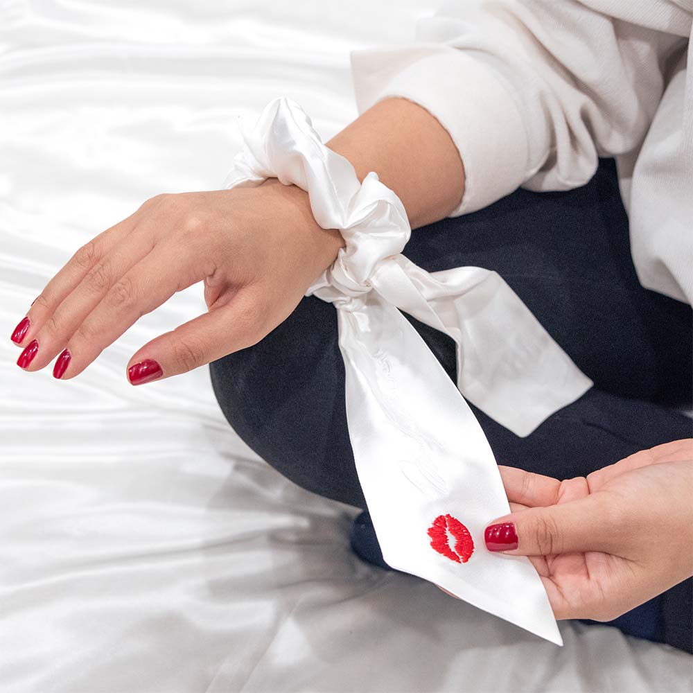 Blissy Marilyn Monroe™ Silk Blissy Tail Scrunchie Detail –